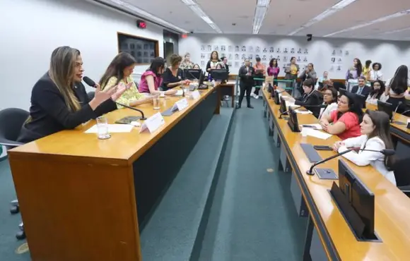 Comissão de Defesa dos Direitos da Mulher aprova repúdio ao filho de Lula por agredir ex-mulher
